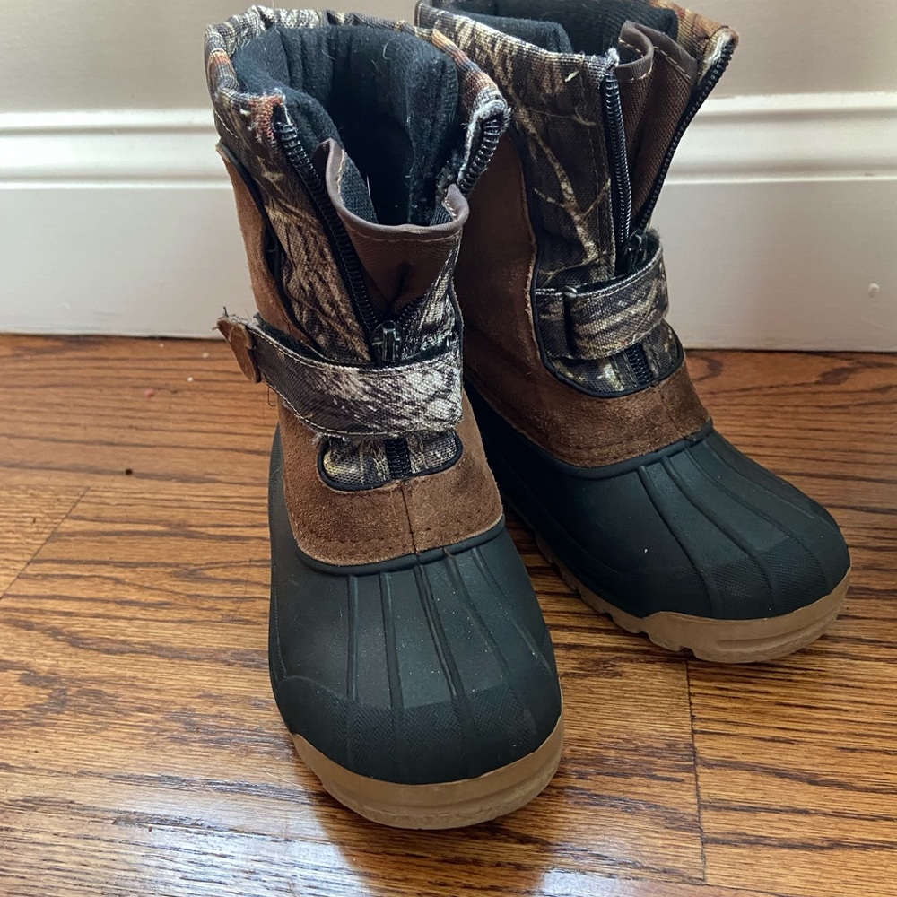 Boys insulated winter/snow boots.